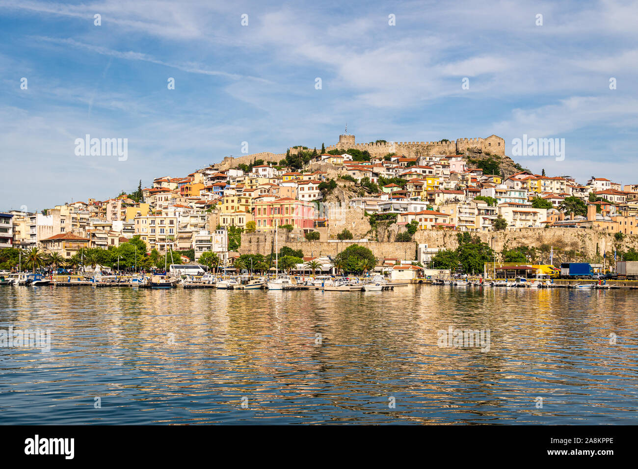 La vieille ville de Kavala avec son château byzantin par la mer Ionienne en Grèce Banque D'Images