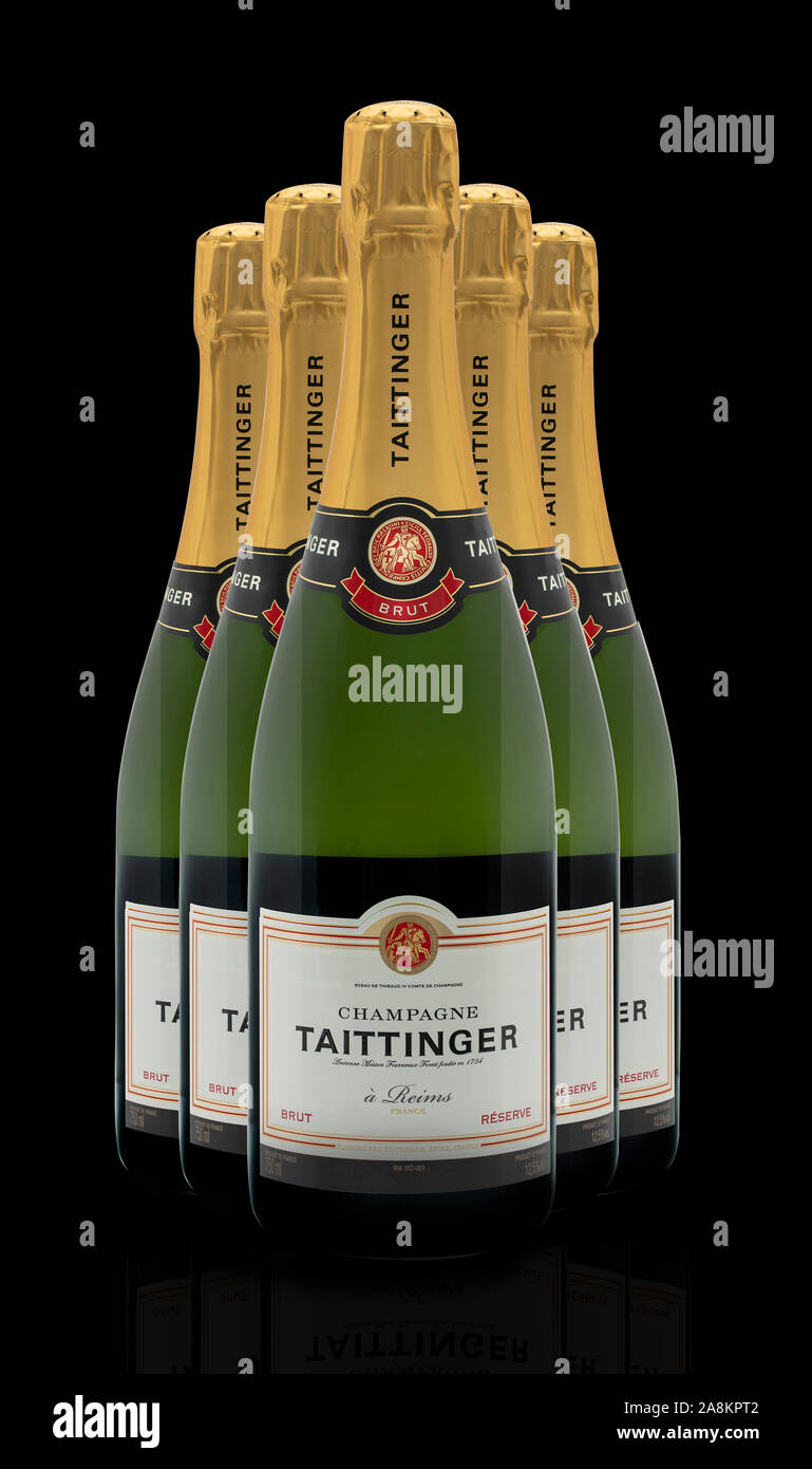 SWINDON, UK - 9 novembre 2019 : cinq bouteilles de Champagne Brut Taittinger sur fond blanc, Banque D'Images
