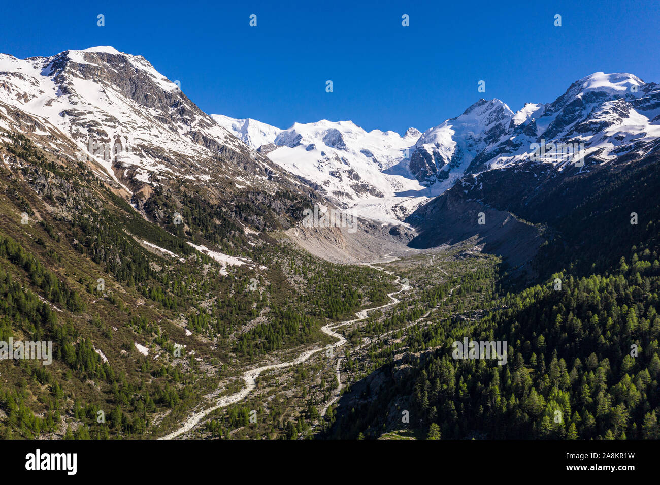 Vue aérienne imprenable massif de la Bernina et le glacier, qui est en train de fondre rapidement, dans les Alpes en Grisons en Suisse Banque D'Images