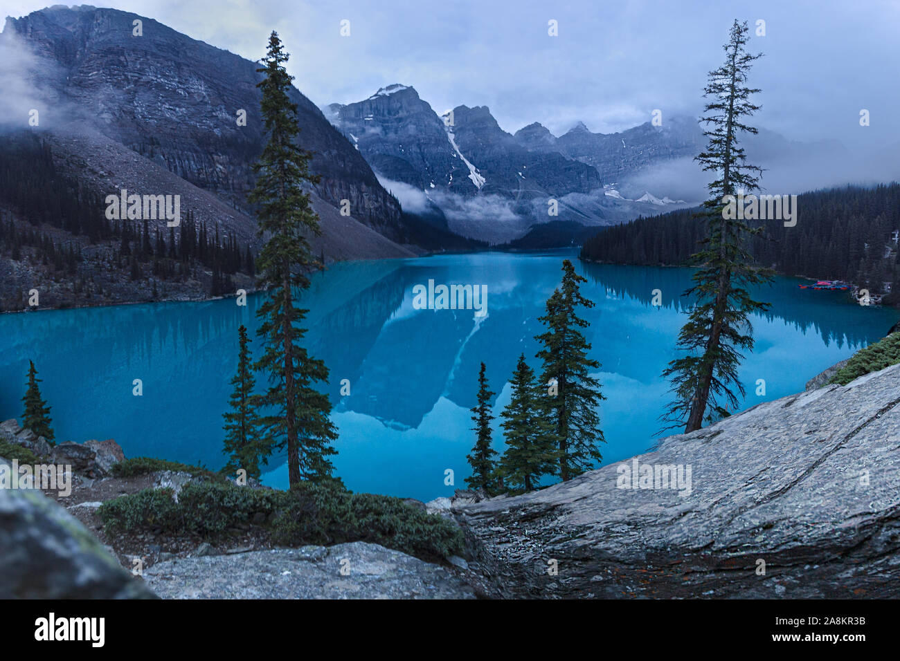 Le Lac Moraine Parc national Banff Canada Blue Hour le brouillard Banque D'Images