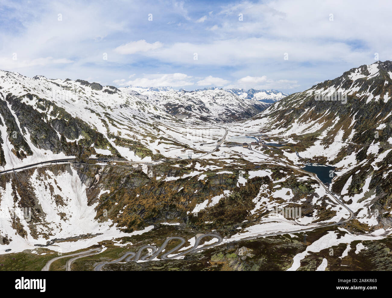 Superbe vue aérienne du Col du Gotthard et routier dans les alpes suisses entre le Canton du Tessin et d'Uri en Suisse Banque D'Images