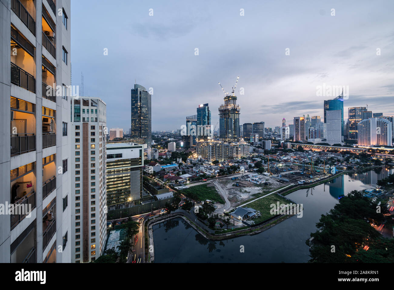 Le crépuscule sur le quartier des affaires de Jakarta en Indonésie capitale Banque D'Images