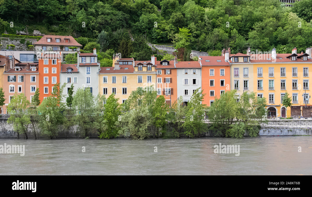 Grenoble, panorama de belles maisons typiques sur la rivière Isère, au centre Banque D'Images