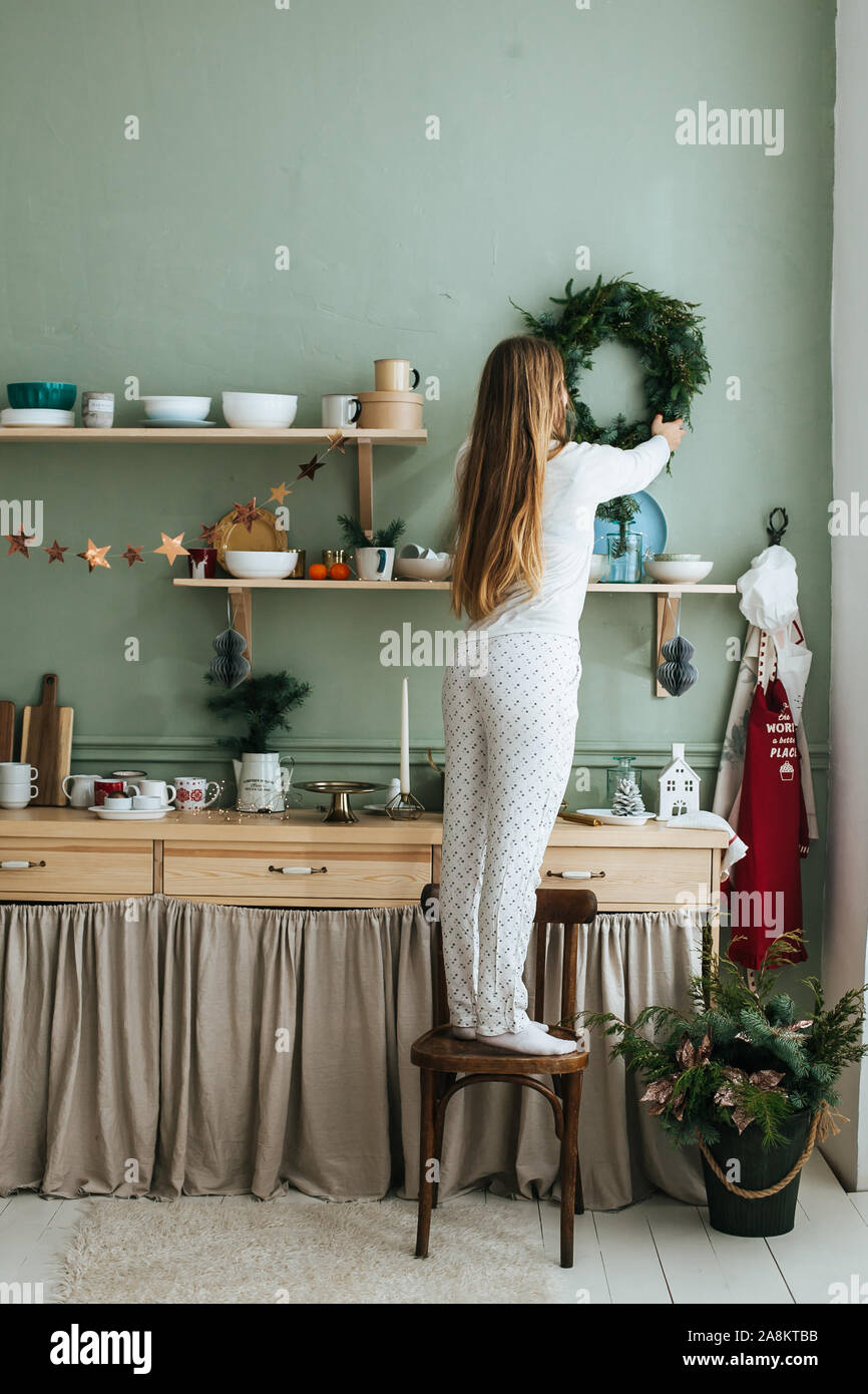 Belle femme décore un appartement pour Noël Banque D'Images