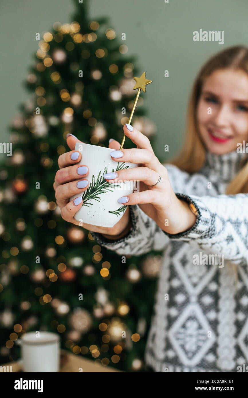 Belle femme dans une atmosphère de Noël stock photo Banque D'Images