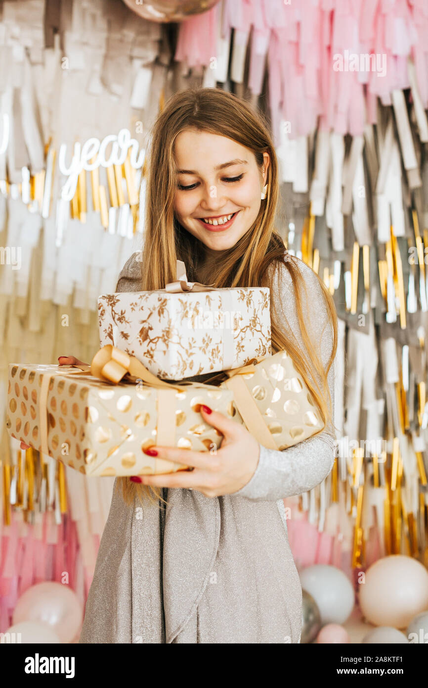 Belle Caucasian woman sourire alors qu'elle reçoit un présent de Noël Banque D'Images