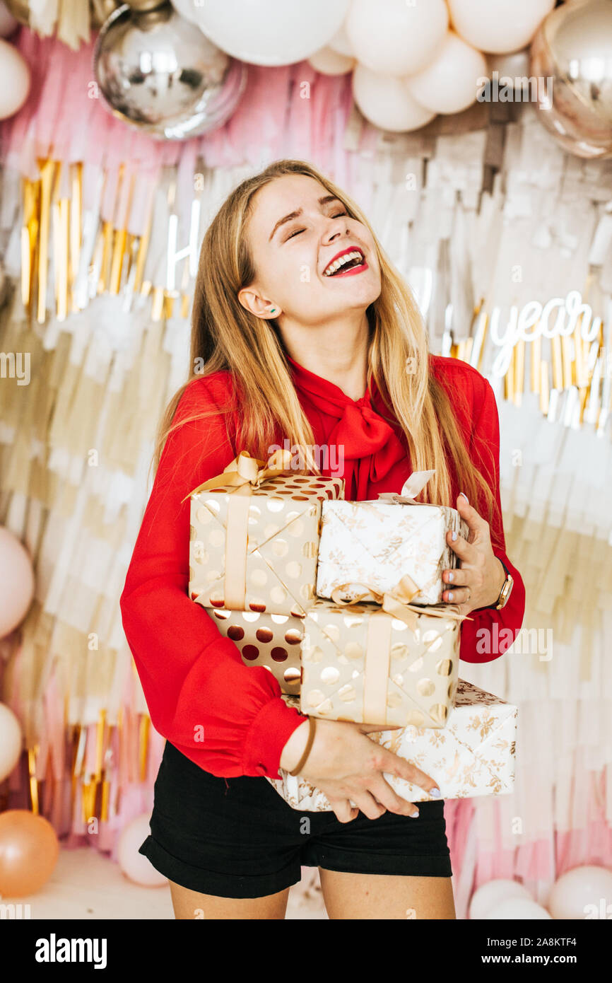 Belle Caucasian woman sourire alors qu'elle reçoit un présent de Noël Banque D'Images