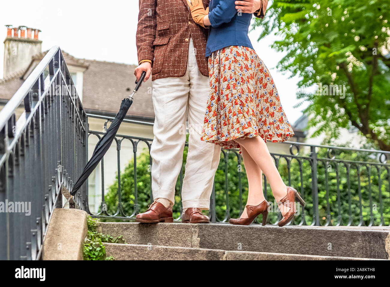 Montmartre, les amoureux français se baisseront sous un parapluie, jour de pluie Banque D'Images