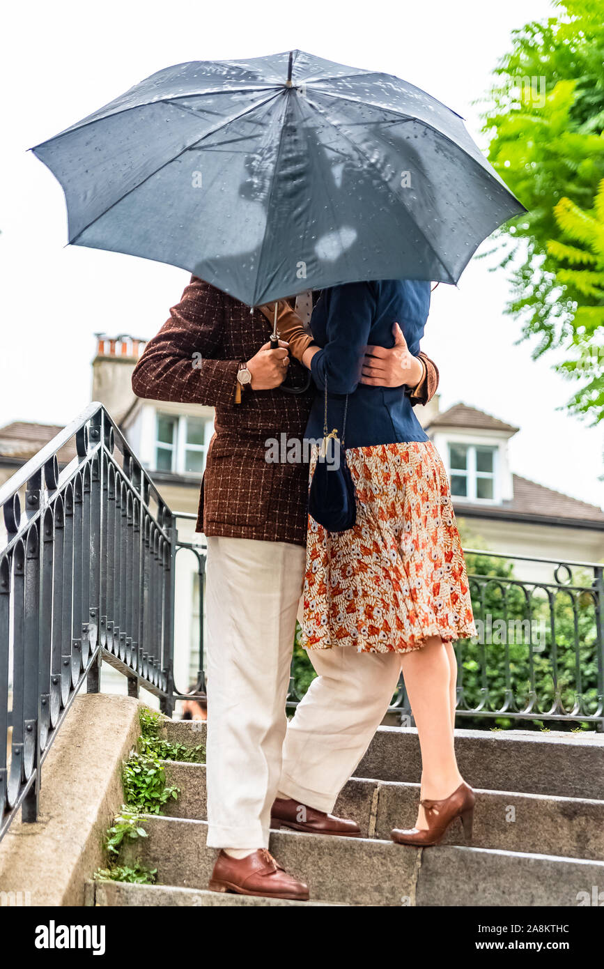 Montmartre, les amoureux français se baisseront sous un parapluie, jour de pluie Banque D'Images