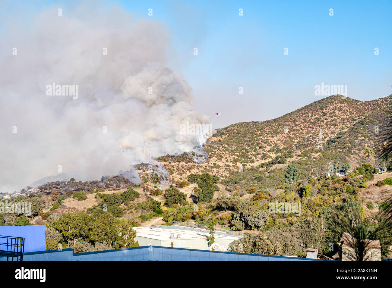 Forêt sur colline avec de l'eau chute d'hélicoptères, le Barham Fire 9 Novembre 2019 Banque D'Images