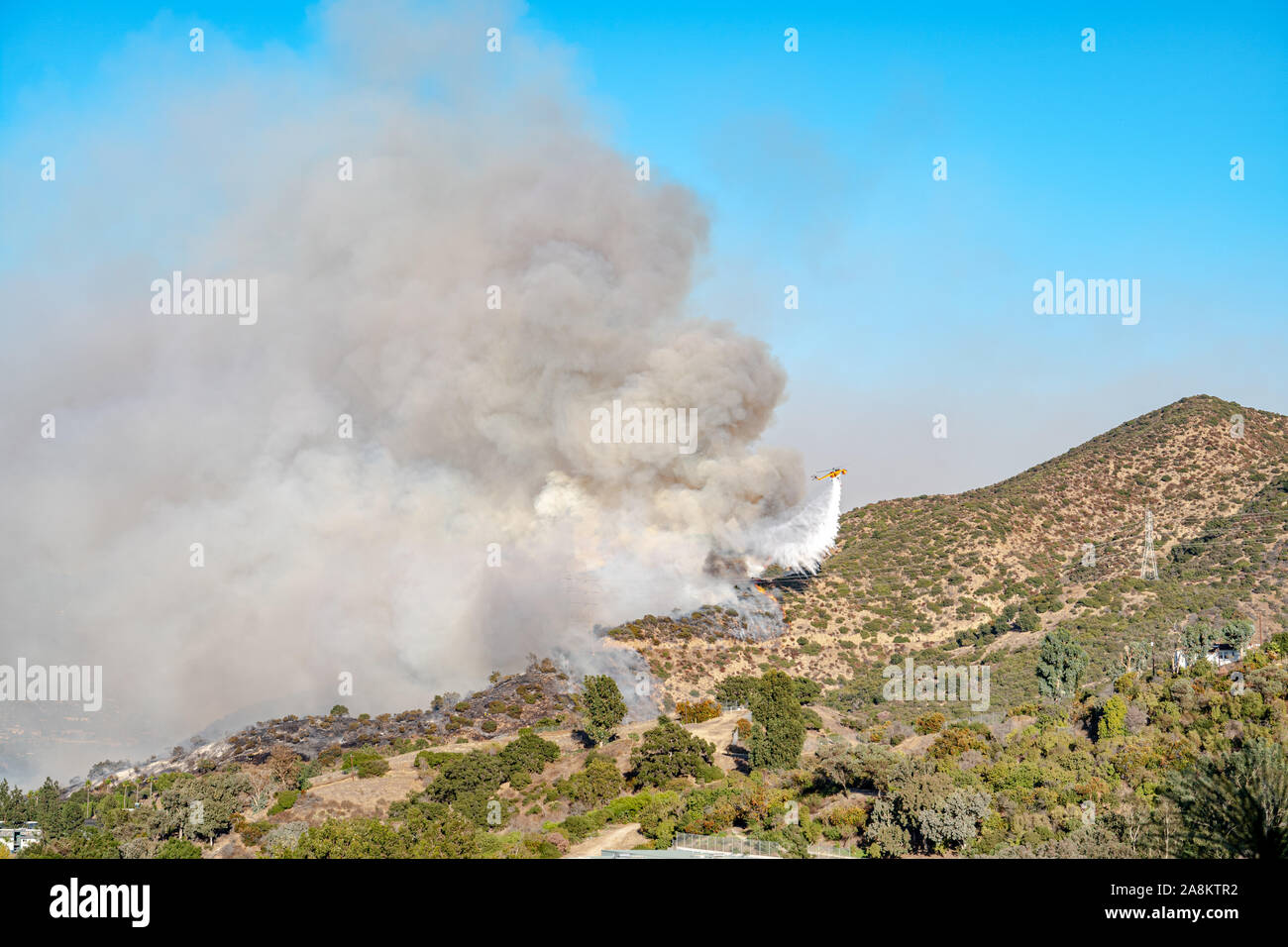 Forêt sur colline avec de l'eau chute d'hélicoptères, le Barham Fire 9 Novembre 2019 Banque D'Images