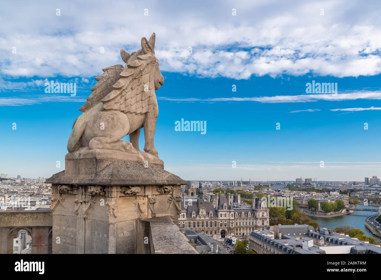 Lion sculpté qui reste dans l'hôtel de ville de Paris, au sommet de la tour Saint Jacques Banque D'Images