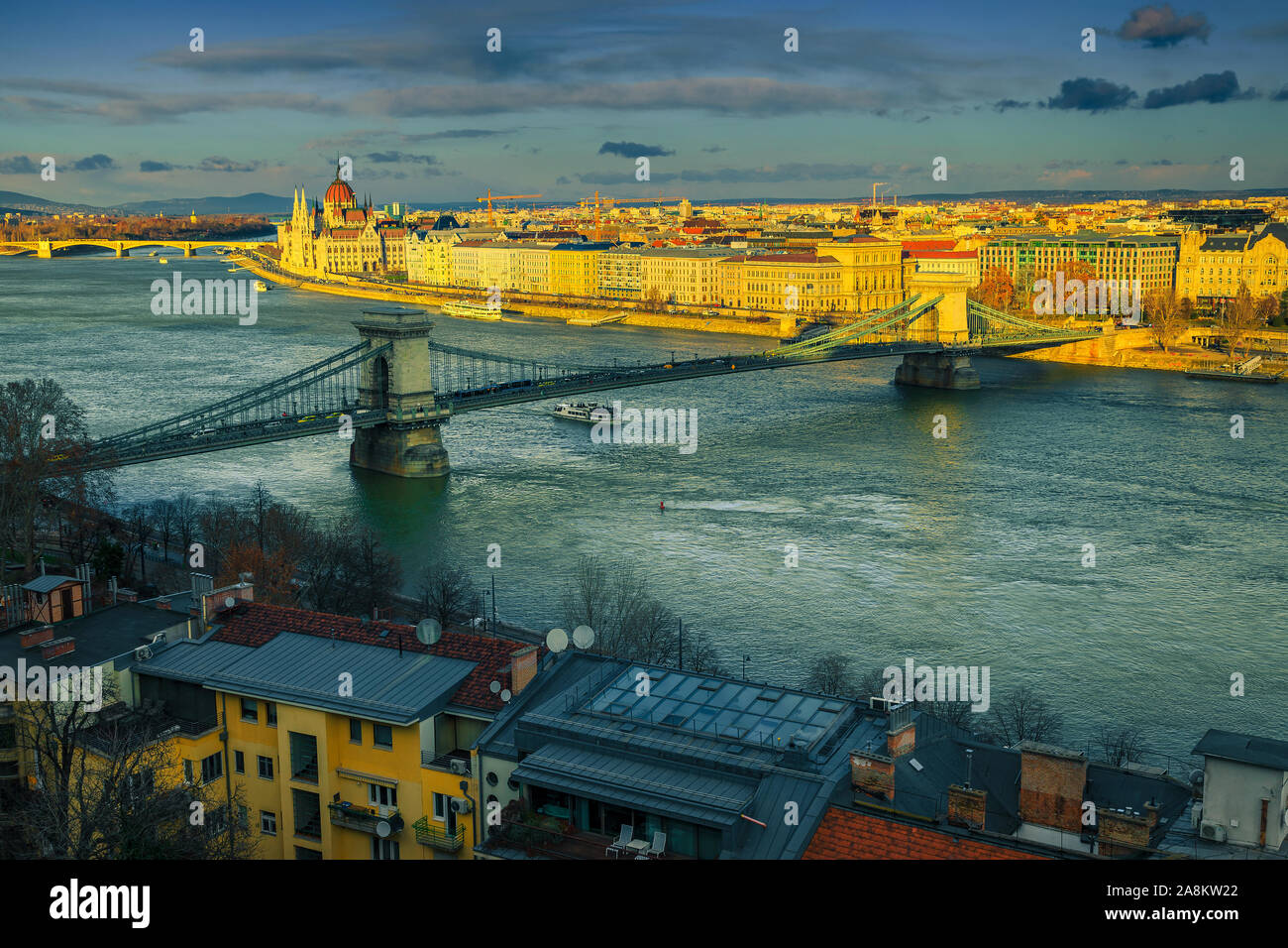 Spectaculaire panorama de Budapest du château avec une magnifique pont des Chaînes sur le Danube au coucher du soleil, de la Hongrie, de l'Europe Banque D'Images