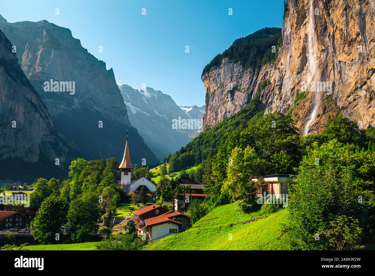 Charme pittoresque village alpin avec des cascades et de l'église idyllique. Destination touristique populaire et de voyage, village de Lauterbrunnen avec Stau Banque D'Images