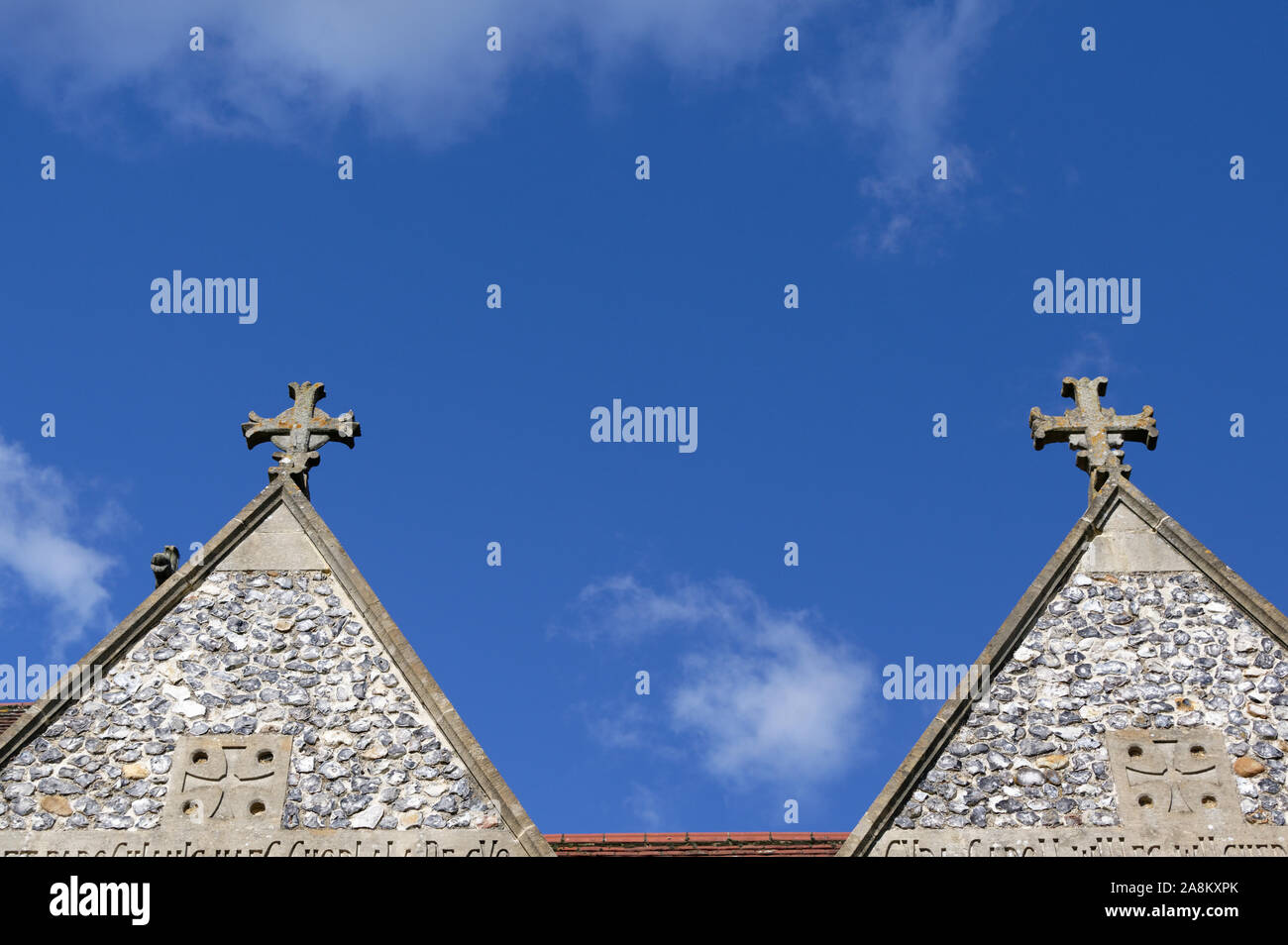 Deux croix croix sur une église est assis contre un ciel bleu Banque D'Images