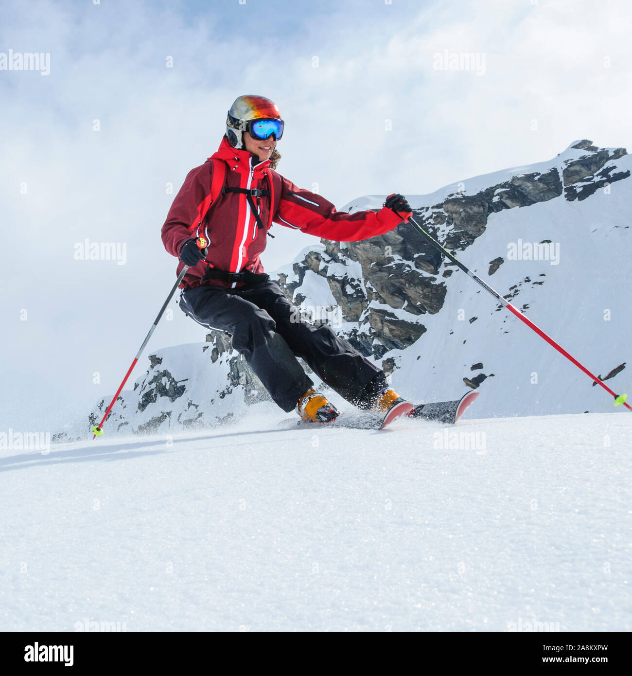Ski skieur femelle en haute montagne paysage près de Zermatt dans la région du Mont Rose Banque D'Images
