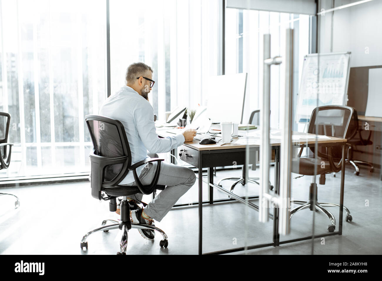 Gestionnaire ou employé de bureau habillé travail nonchalamment sur les ordinateurs au bureau ou espace de coworking Banque D'Images