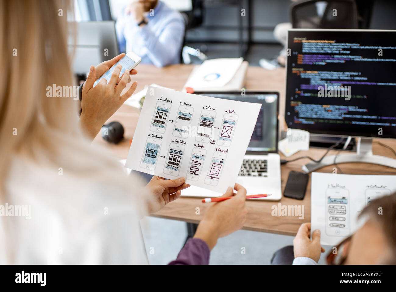 Les développeurs ou concepteurs de sites web Développement d'application mobile dans le bureau, close-up sur le téléphone et papier croquis Banque D'Images