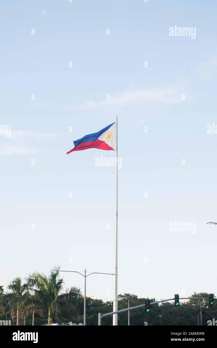 Très grand drapeau philippin à la Luneta park dans intramuros de Manille. Banque D'Images