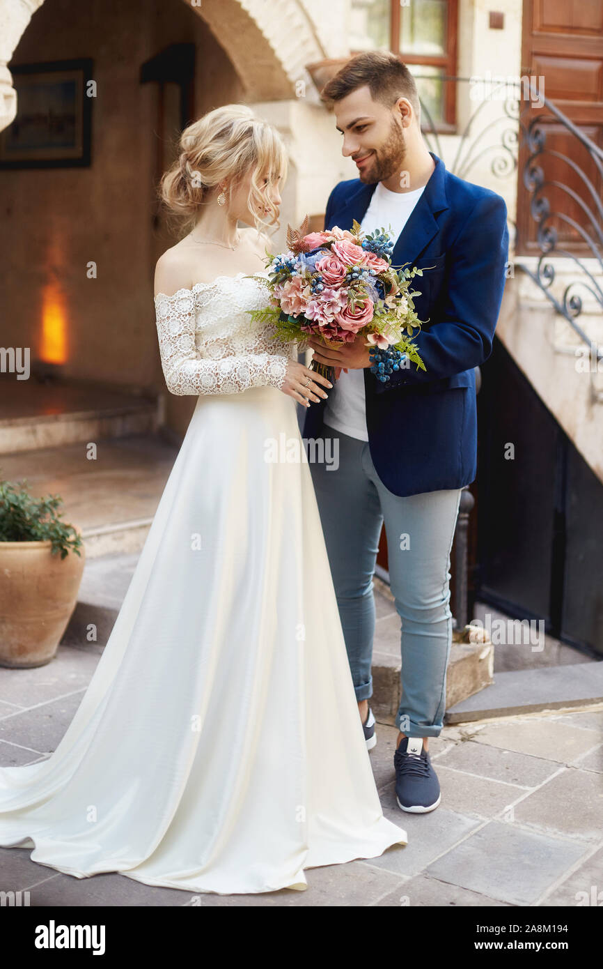 Histoire d'amour entre une femme et un homme. Couple aimant embrasse, un beau couple Oriental