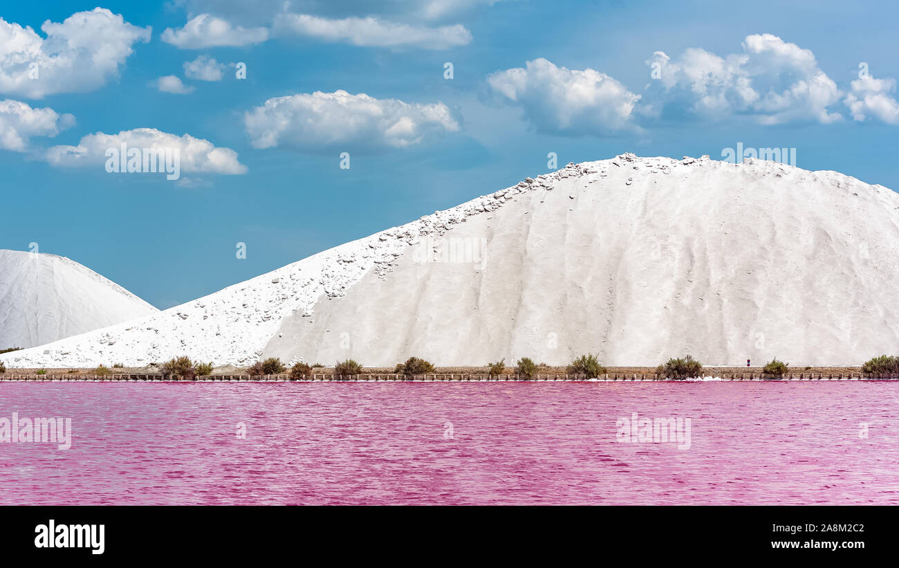 Salins du Midi, Aigues-Mortes, panorama avec les marais et les lacs rose  Photo Stock - Alamy
