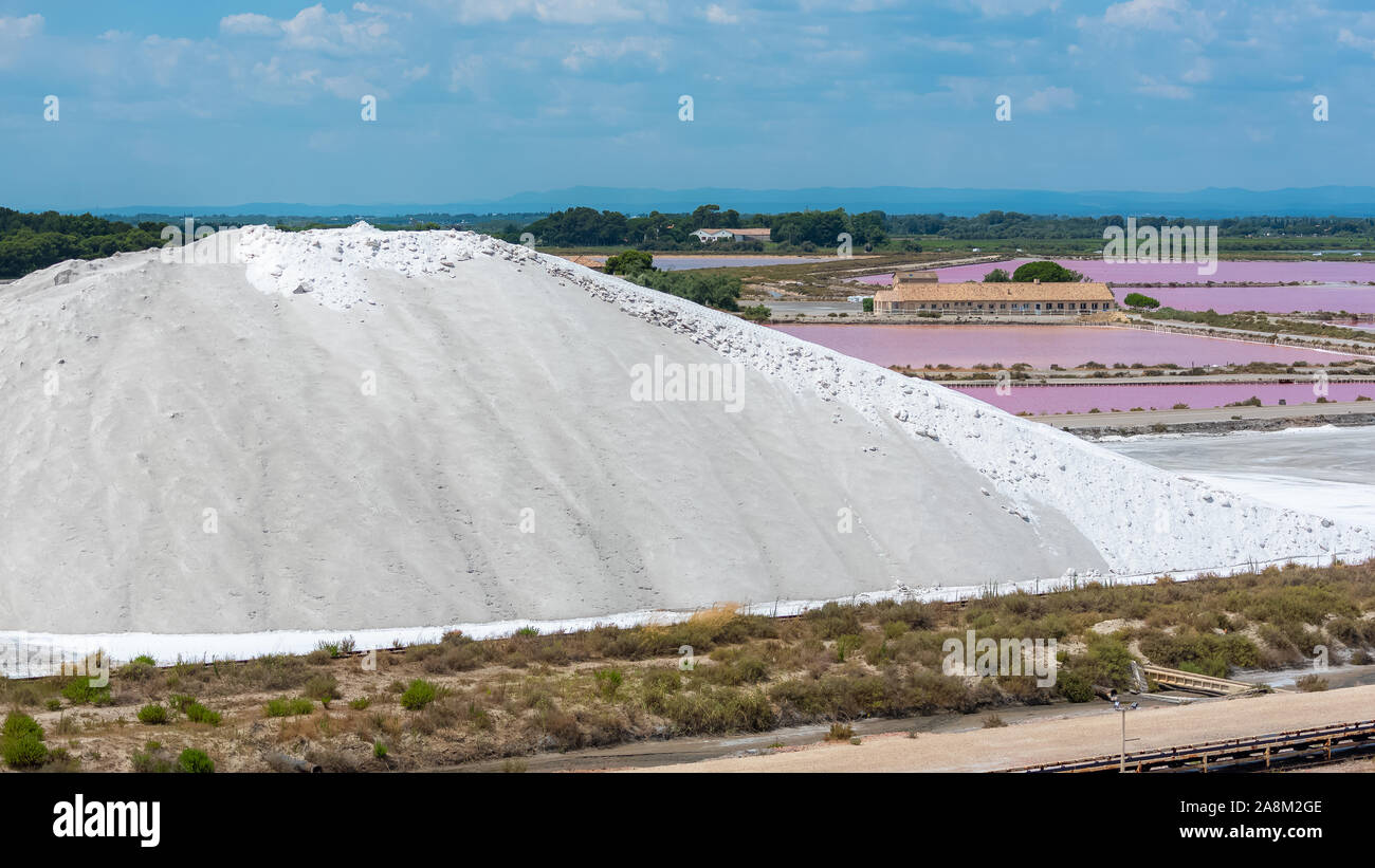 Salins du Midi, Aigues-Mortes, panorama avec les marais et les lacs rose Banque D'Images