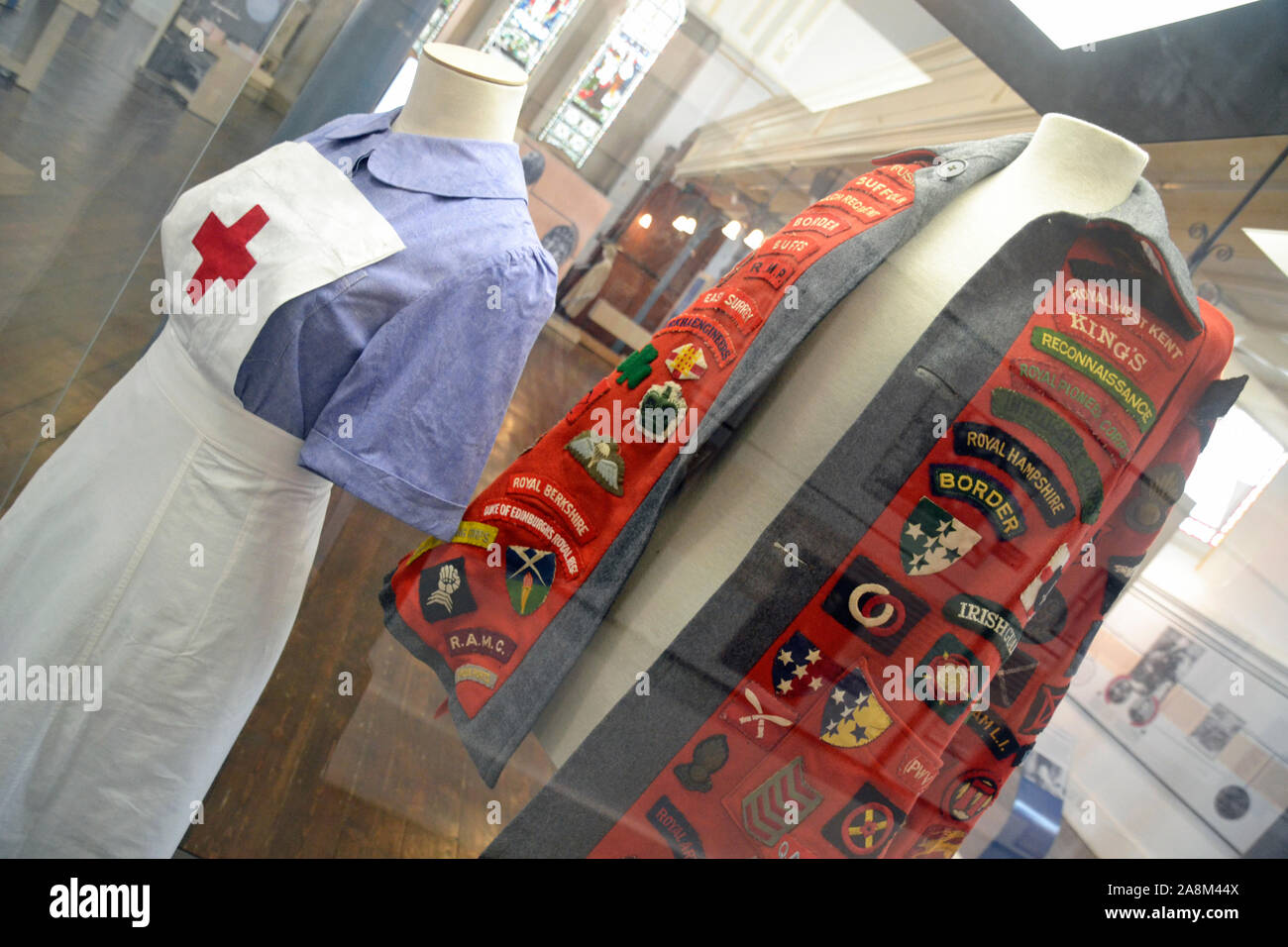 Uniforme d'infirmières et chemise ou veste décorée, à l'hôpital militaire Royal Victoria, Chapel Museum, Royal Victoria Country Park, Netley, Hampshire, Royaume-Uni Banque D'Images