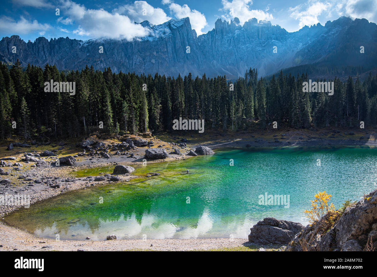 Carezza Lake Lac Karersee ou avec l'eau de couleur bleu profond et la chaîne de montagnes des Dolomites de la région Trentin-Haut-Adige, Italie, Europe. Banque D'Images