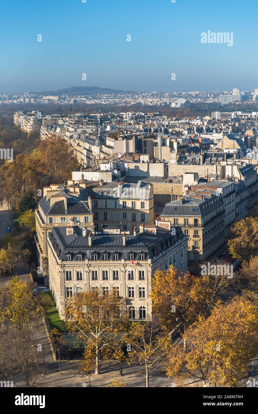 Paris, panorama depuis l'Arc de Triomphe en journée de pluie, bâtiments, avenues et monuments, et le Sacré-cœur et Montmartre en arrière-plan Banque D'Images