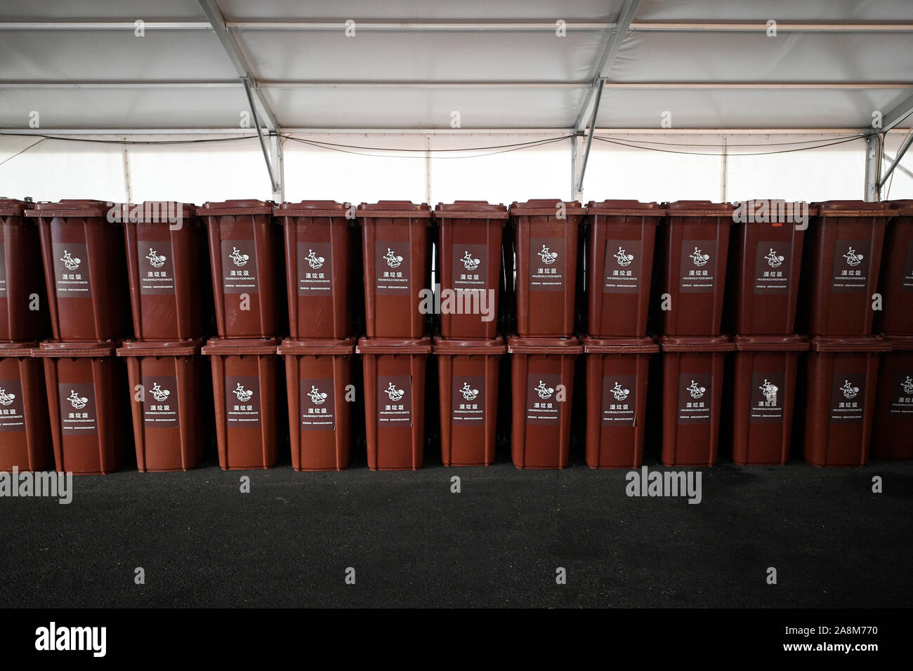 Shanghai. Nov 8, 2019. Photo prise le 8 novembre 2019 montre les poubelles à un site de tri à Shanghai, à l'est de la Chine. Près de 4 000 240 litres poubelles étaient équipés pour la deuxième CIEE pour faire l'expo plus éco-friendly après Shanghai a adopté une série de règlements sur les ordures ménagères le tri sélectif et le recyclage le 1er juillet. Credit : Wang Peng/Xinhua/Alamy Live News Banque D'Images
