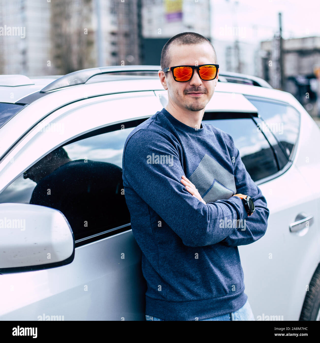 Homme adulte à l'extérieur de la voiture piscine Banque D'Images