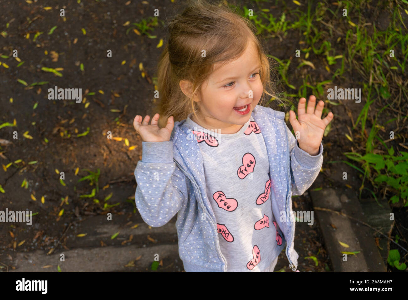 Happy little girl s'amuser en plein air l'été Banque D'Images