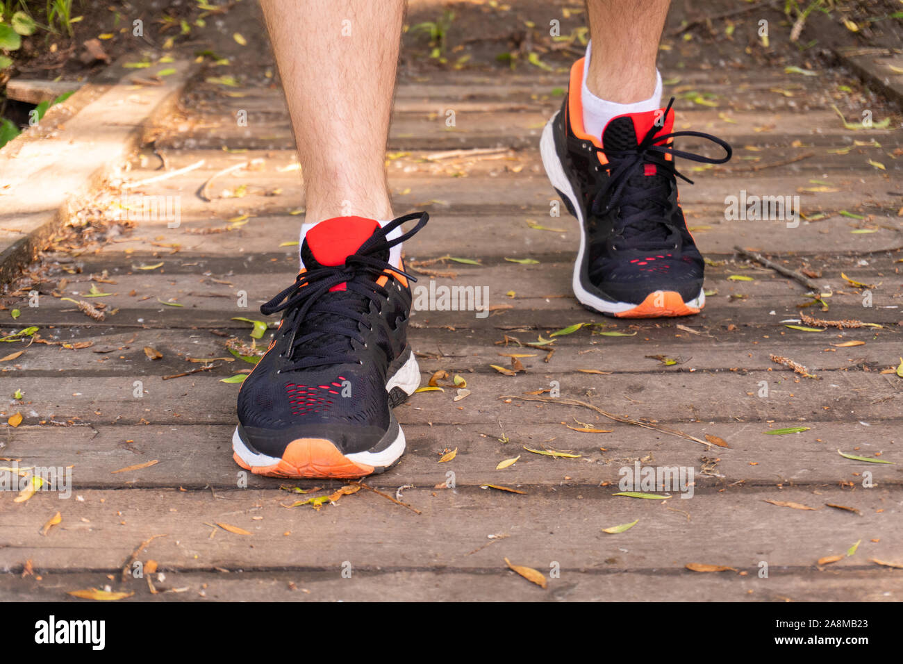 Vue rapprochée sur les sneakers de runner homme Banque D'Images