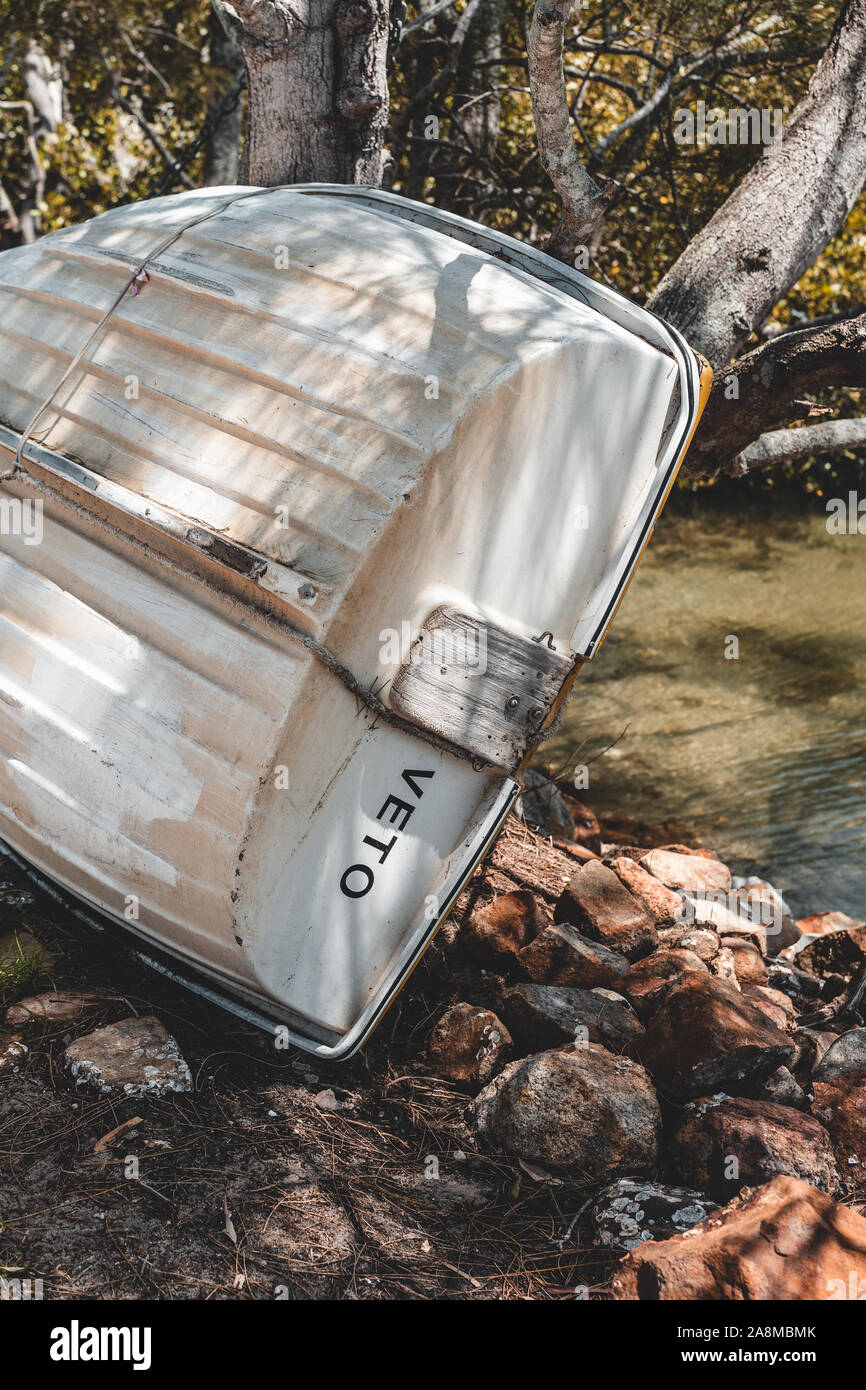 Détail tiré d'un bateau sur le bord des rivières près de l'abri de bateau de plaisance et Dunbogan sur une journée ensoleillée. Banque D'Images