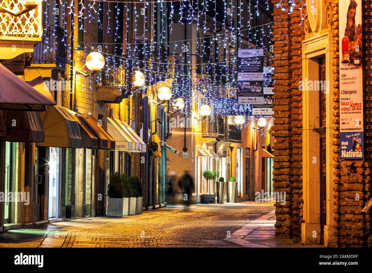 Les lumières de Noël en soirée dans la vieille ville d'Alba dans le Piémont, région du nord de l'Italie. Banque D'Images