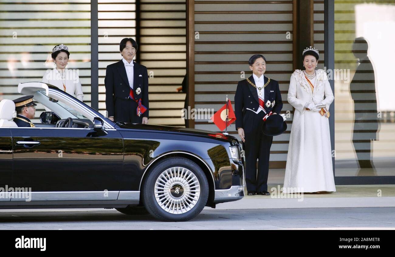 Le Japon. 10 Nov, 2019. L'Empereur héritier Naruhito (2e à partir de la R), l'Impératrice Masako (ici R), le jeune frère de l'empereur, le Prince Fumihito (2e à partir de L) et son épouse la princesse Kiko debout sur le perron de l'Imperial Palace avant l'intronisation de l'empereur parade dans le centre de Tokyo le 10 novembre 2019. Credit : Newscom/Alamy Live News Banque D'Images