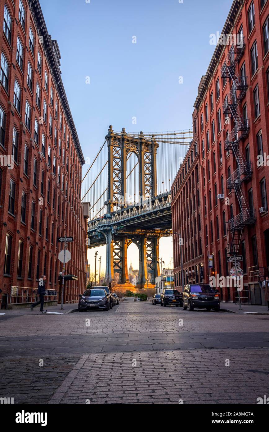 Vue de la rue principale de pont de Manhattan et l'Empire State Building, au lever du soleil, heure bleue, Dumbo, Brooklyn, New York, USA Banque D'Images