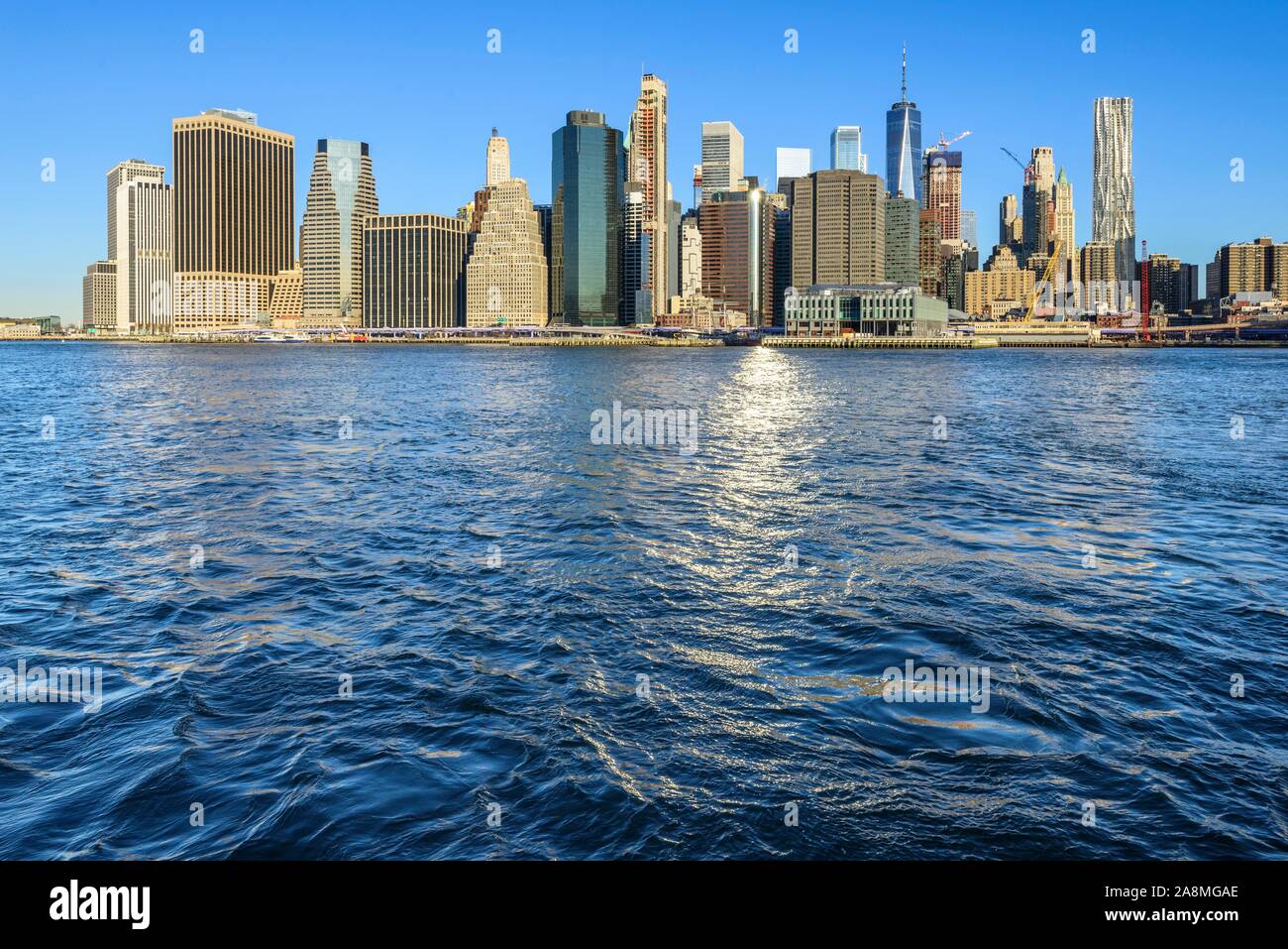 Avis de Pier 1 sur l'East River à l'horizon de Manhattan, Dumbo, Brooklyn, Brooklyn, New York Banque D'Images