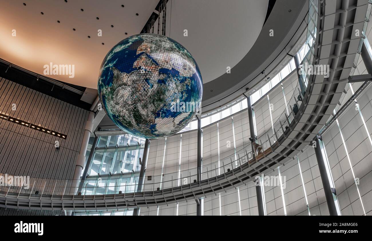 Gros globe est suspendu au plafond, Musée National des Sciences Émergentes et de l'innovation, Miraikan, Tokyo, Japon Banque D'Images