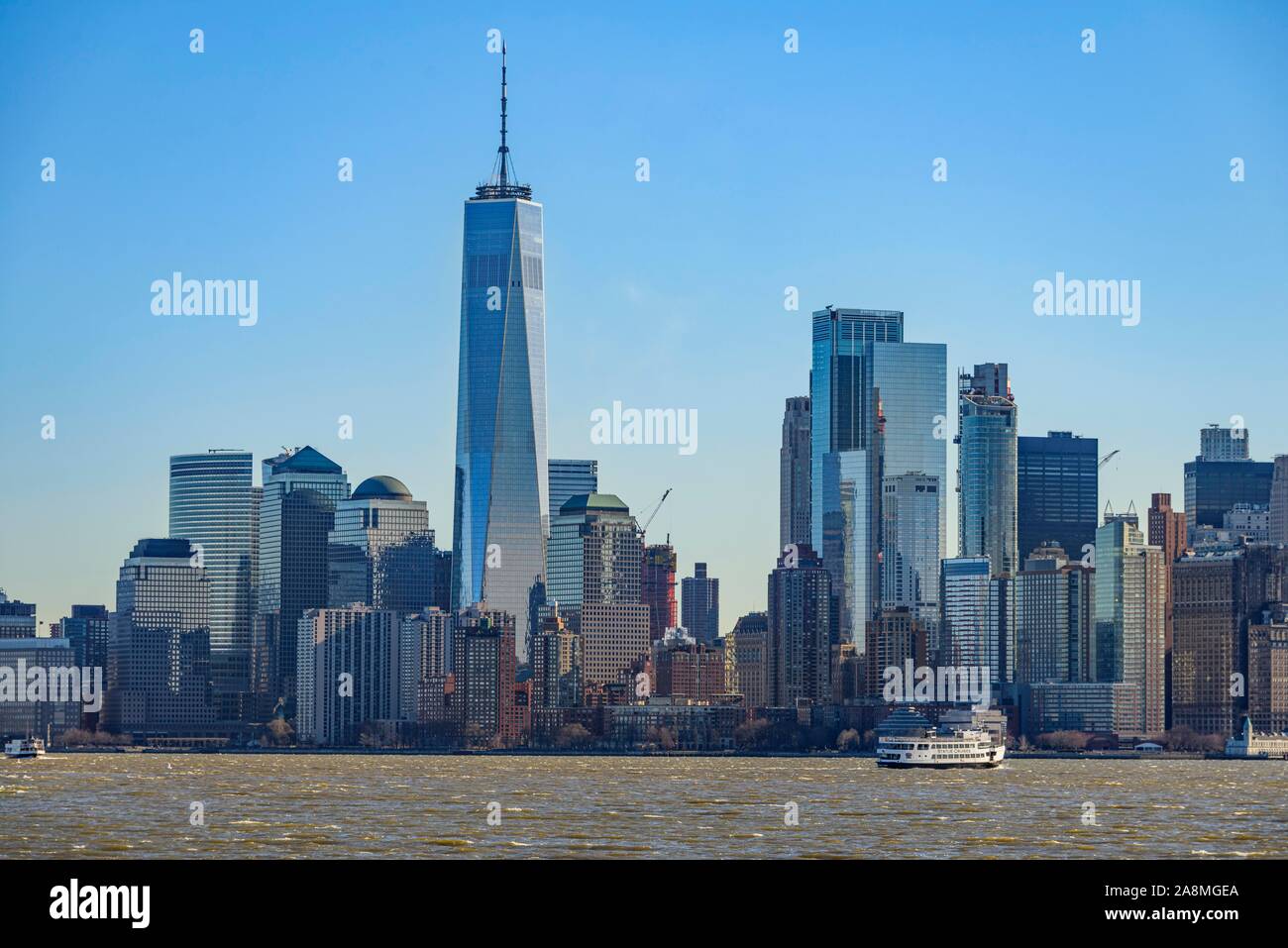 Vue depuis la rivière Hudson à l'horizon de Manhattan, avec la liberté ou la tour One World Trade Center, Dumbo, Brooklyn, Brooklyn, New York, New Banque D'Images