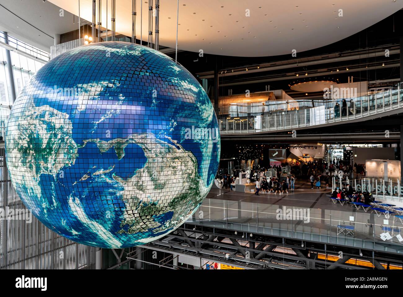 Gros globe est suspendu au plafond, Musée National des Sciences Émergentes et de l'innovation, Miraikan, Tokyo, Japon Banque D'Images
