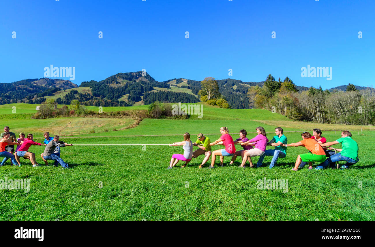 Exercice teambuilding Competitve - remorqueur de la guerre Banque D'Images