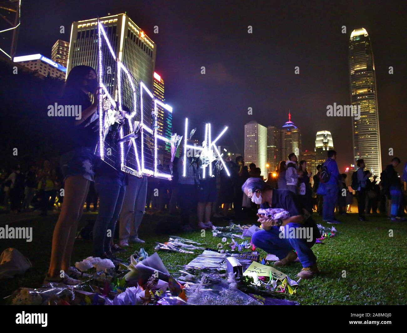Hong Kong, Chine. Nov 9, 2019. Des milliers de manifestants se rassemblent à Tamar Park pour un mémorial à l'étudiant Chow Tsz-lok, 22, qui sont morts au cours des affrontements avec la police. Priez pour les citoyens, s'allumer des bougies, des fleurs et de montrer leurs condoléances. Gonzales : Crédit Photo/Alamy Live News Banque D'Images