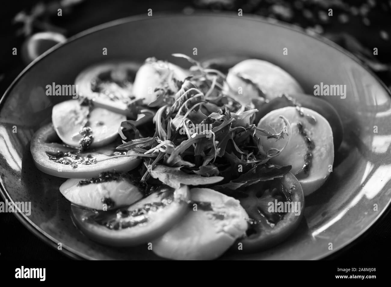 le plat italien de la maison est composé d'une délicieuse salade de câpres avec des ingrédients frais Banque D'Images