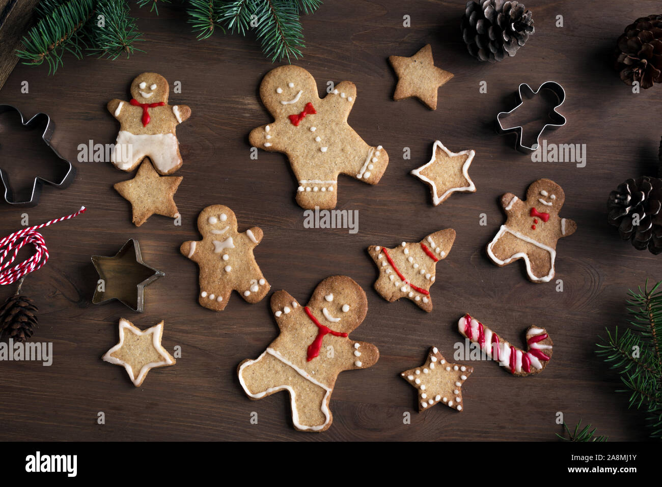Gingerbread Cookies de Noël sur fond de bois, vue du dessus, copiez l'espace. Fête traditionnelle faite maison homme gingembre et des étoiles avec des branches de sapin, Christm Banque D'Images