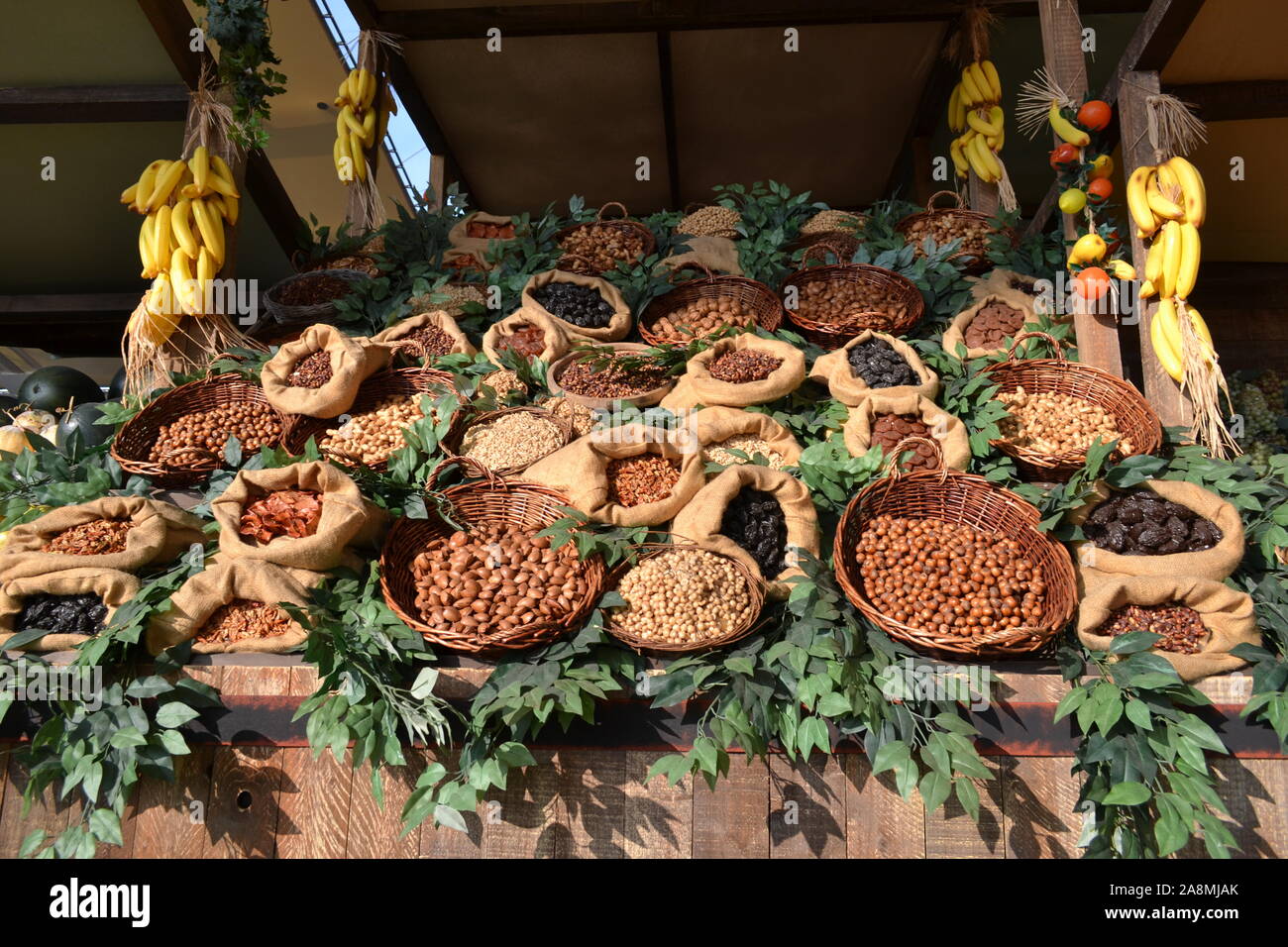 Imitation du marché local traditionnel des agriculteurs italiens par Dante Ferretti à l'EXPO Milano 2015. De nombreuses noix et fruits en cire dans des sacs en toile de jute. Banque D'Images