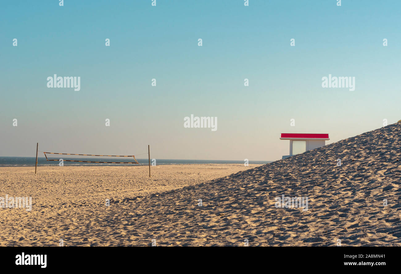 Plage de sable fin sur l'île de Sylt en mer du Nord. Paysage d'été avec des plages ensoleillées et d'eau bleue dans le nord de l'Allemagne. Banque D'Images
