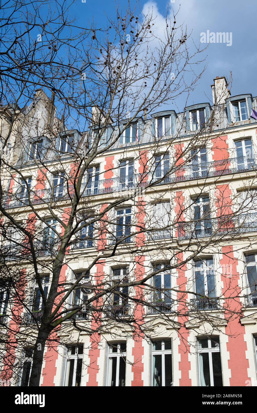 Paris, façade rose, du boulevard Richard-Lenoir, bâtiment typique en hiver Banque D'Images