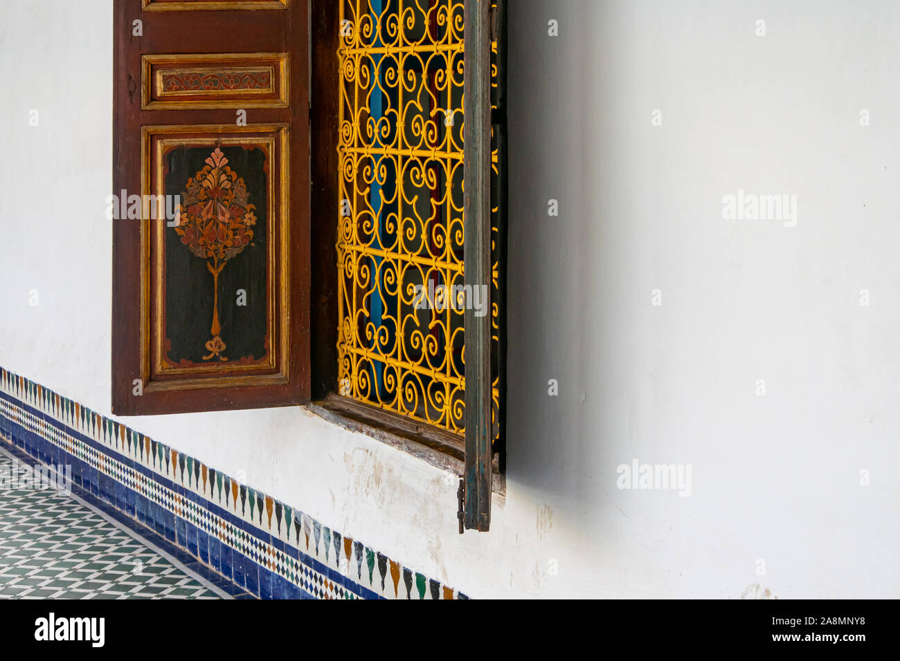 Détail de clôture décorative jaune d'une fenêtre de la palais Bahia à Marrakech. Maroc Banque D'Images