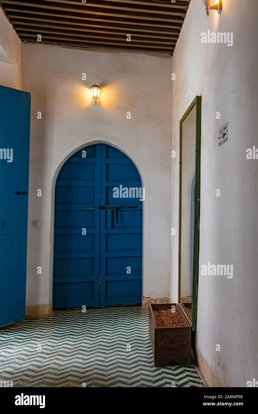 Détail de la porte de bleu décoratif Palais Bahia à Marrakech. Maroc Banque D'Images